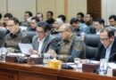 Suasana rapat komite parlemen membahas dokumen revisi undang-undang pemilu dengan peserta menyimak di ruang sidang