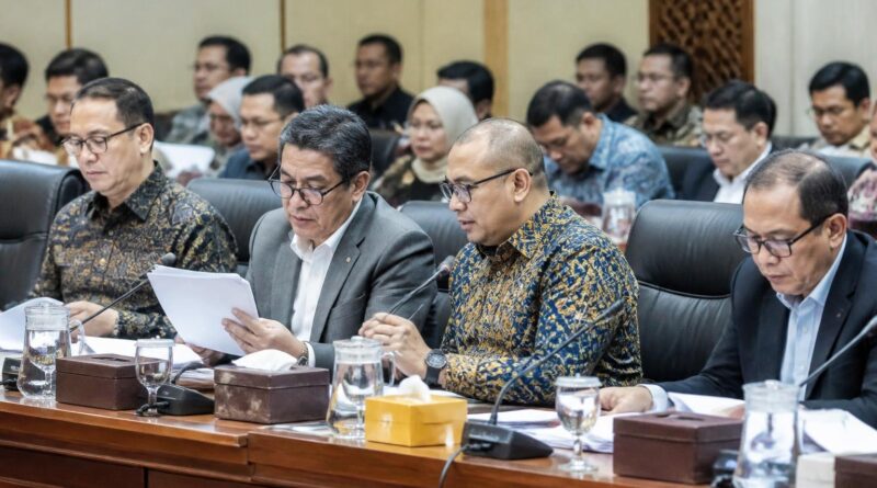Suasana rapat komite parlemen membahas dokumen revisi undang-undang pemilu dengan peserta menyimak di ruang sidang