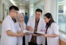 Dokter residen dan pembimbing berdiskusi di koridor rumah sakit pendidikan