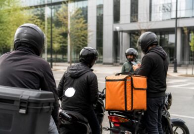 Pengemudi layanan transportasi online berkumpul di kawasan perkotaan setelah penerbitan aturan perlindungan ekosistem digital