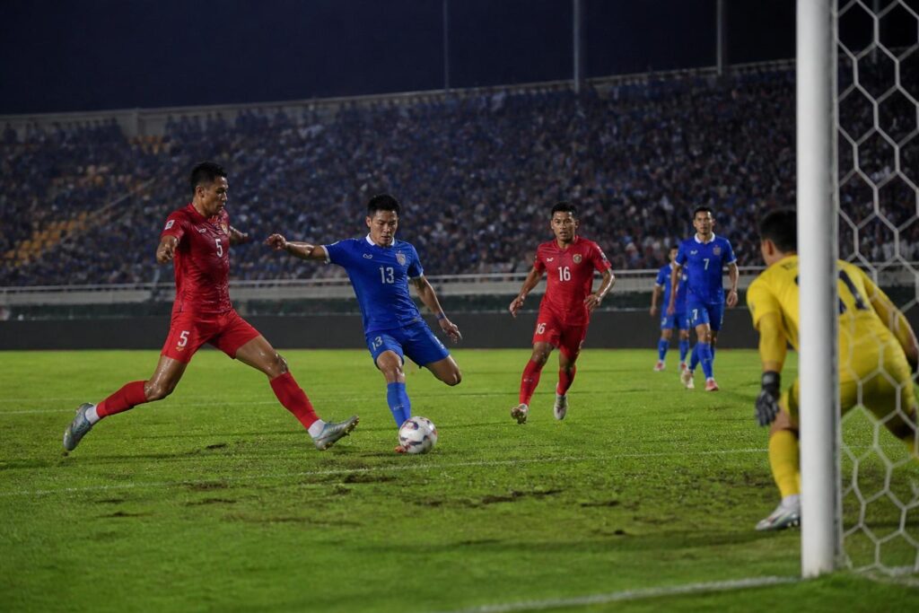 Pemain Persib Bandung dan The Cong-Viettel bersaing dalam pertandingan sepak bola malam hari di Stadion Si Jalak Harupat