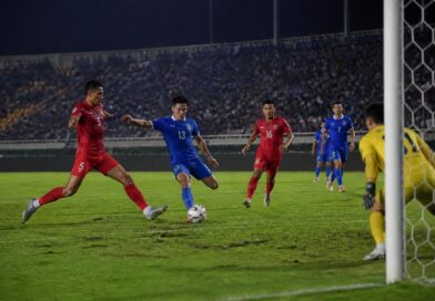 Pemain Persib Bandung dan The Cong-Viettel bersaing dalam pertandingan sepak bola malam hari di Stadion Si Jalak Harupat