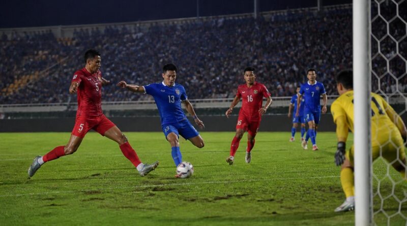 Pemain Persib Bandung dan The Cong-Viettel bersaing dalam pertandingan sepak bola malam hari di Stadion Si Jalak Harupat