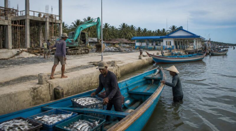 Kawasan pesisir dengan aktivitas nelayan dan pembangunan fasilitas kampung nelayan