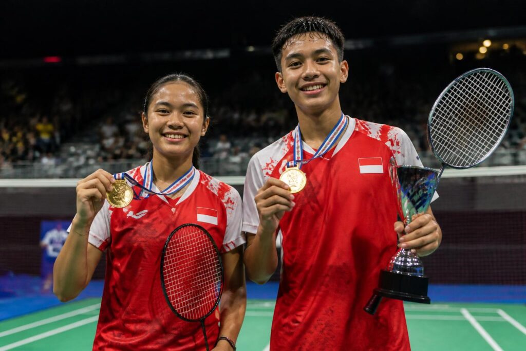 Dua pebulu tangkis junior Indonesia merayakan kemenangan pada turnamen U-17 di Luksemburg