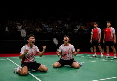 Dua pebulu tangkis ganda putra Indonesia merayakan kemenangan setelah semifinal di arena bulu tangkis Kudus