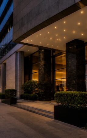 Eksterior hotel di Lima pada malam hari dengan suasana tenang dan area trotoar yang sepi