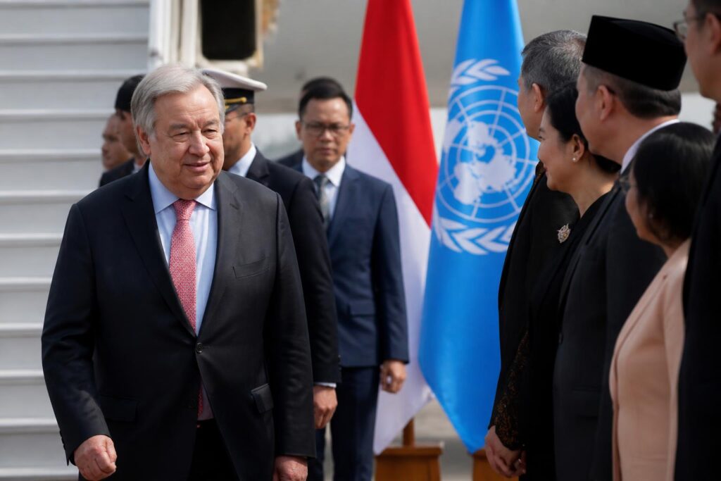 António Guterres tiba dalam kunjungan resmi ke Indonesia dengan latar suasana penyambutan diplomatik