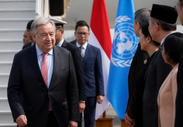 António Guterres tiba dalam kunjungan resmi ke Indonesia dengan latar suasana penyambutan diplomatik
