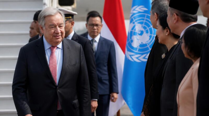 António Guterres tiba dalam kunjungan resmi ke Indonesia dengan latar suasana penyambutan diplomatik