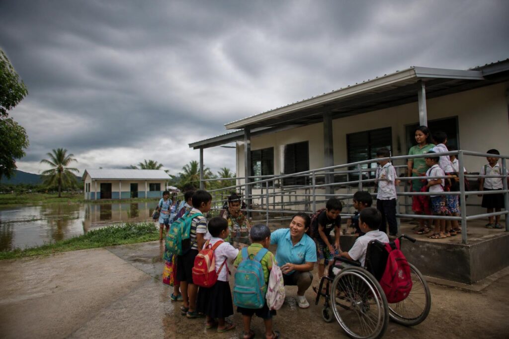 Guru dan siswa berkumpul di lingkungan sekolah yang aman dan inklusif untuk bersiap menghadapi risiko bencana iklim