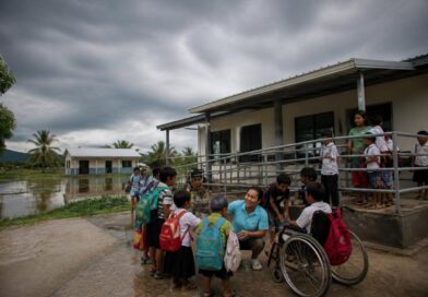 Guru dan siswa berkumpul di lingkungan sekolah yang aman dan inklusif untuk bersiap menghadapi risiko bencana iklim