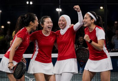 Pemain timnas padel putri Indonesia merayakan kemenangan di lapangan setelah mengalahkan Jepang