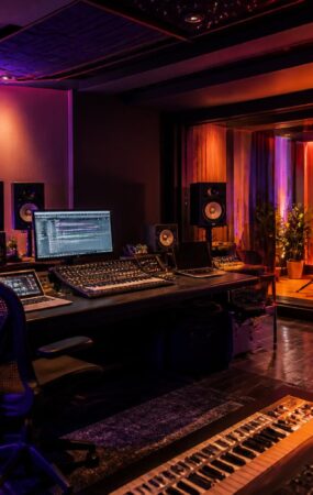 Studio musik dengan pencahayaan panggung berwarna-warni untuk menggambarkan perilisan album K-pop terbaru